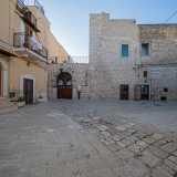 Al termine si estende il largo intitolato all�ultima tappa del nostro viaggio, il Castello. L�edificio � di impostazione medievale ma non ha le fattezze delle fortezze normanne, quanto piuttosto di una residenza rurale